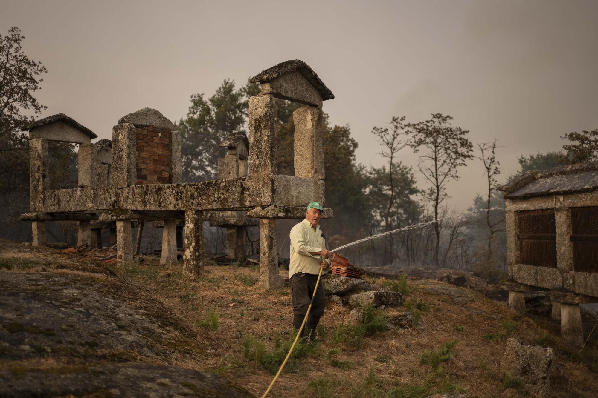 CARBALLEDA DE AVIA (OURENSE), 17/08/2025.- Vecinos trabajan en labores de extinción del incendio forestal de Carballeda de Avia (Ourense) este domingo. La ola de incendios que afecta al noroeste de España no da tregua este domingo. Tras una semana de incendios que han causado tres muertos, miles de hectáreas quemadas y miles de desalojados por las llamas, el país se encuentra devastao. En la región de Galicia ardieron ya 50.000 hectáreas y en la de Castilla y León 3.500 personas permanecían fuera de sus hogares. EFE/ Brais Lorenzo