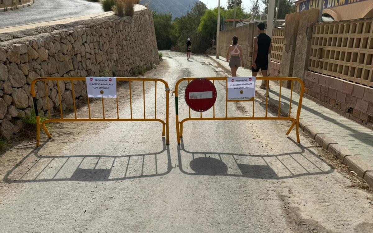Valla con cartel de la Policia Local de Altea prohibiendo el acceso de vehículos a la playa Mascarat.
