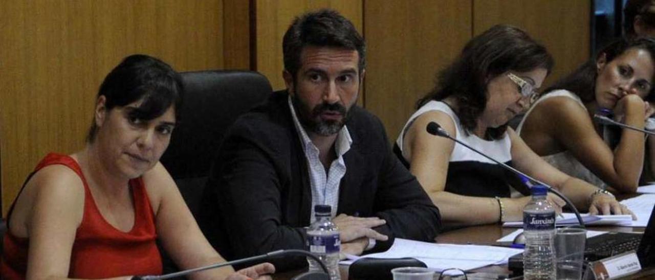 La portavoz socialista, el alcalde, la secretaria y la interventora en una sesión plenaria. // Noé Parga