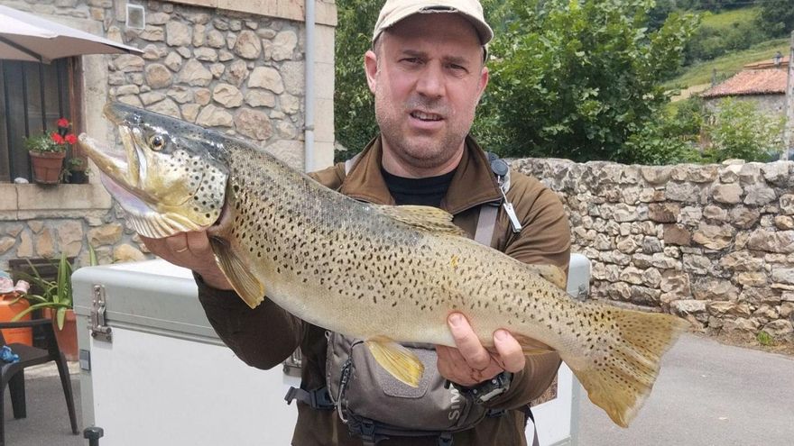 El cabraliego Joaquín del Carmen pesca una enorme trucha de 3,5 kilos y 70 centímetros de longitud