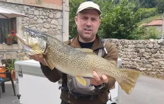 El cabraliego Joaquín del Carmen pesca una enorme trucha de 3,5 kilos y 70 centímetros de longitud