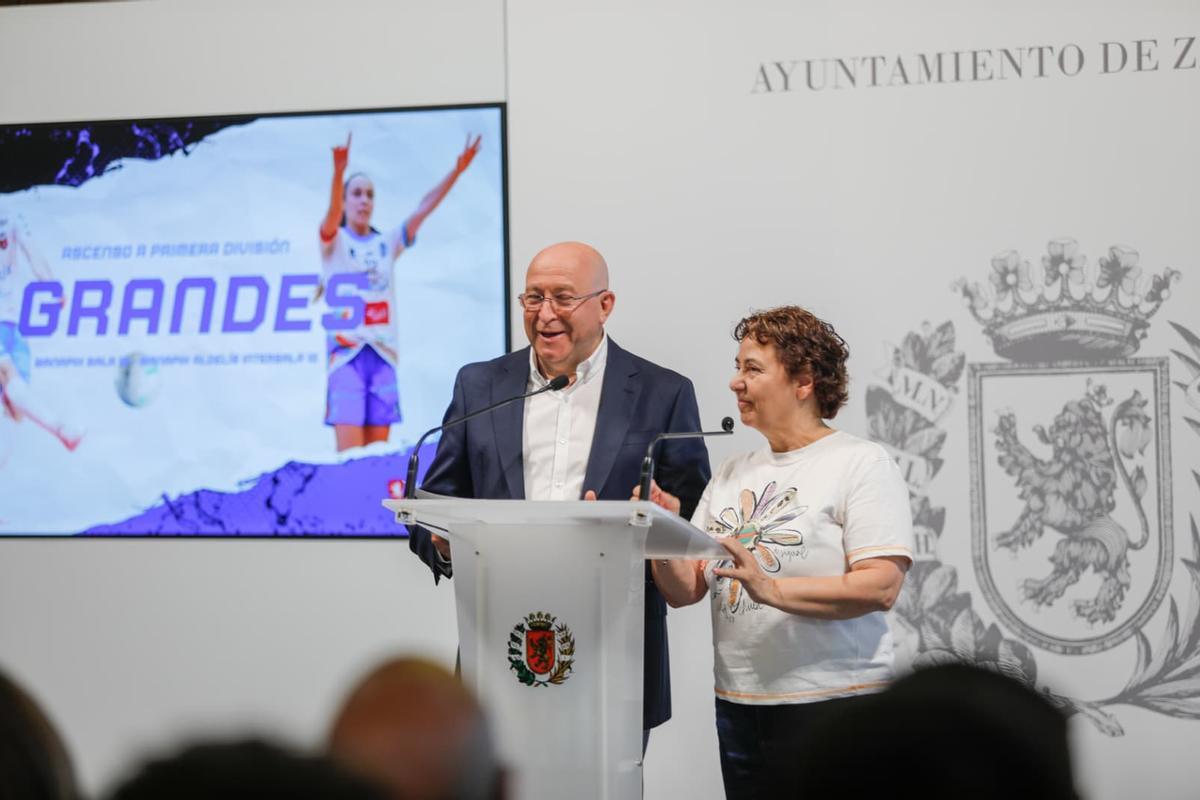 José Ramón Moreno y Concha Cameo, durante su discurso.