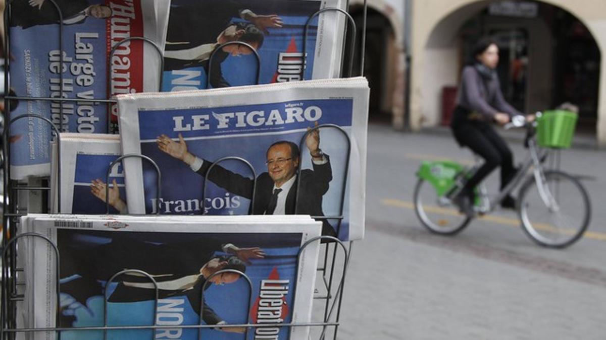 Un ciclista pasa por un punto de venta de diarios, este lunes, en la ciudad francesa de Estrasburgo.