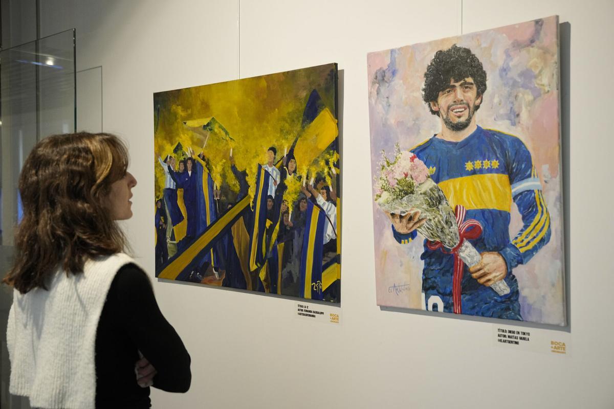 La figura de Diego Armando Maradona, ícono del fútbol argentino, emblema de Boca Juniors y símbolo del barrio de La Boca en Buenos Aires, se convierte en el hilo conductor de la exposición 'Boca+Arte' que fusiona arte y pasión xeneize, transformando el Consulado Argentino en Barcelona en un espacio de homenaje y nostalgia
