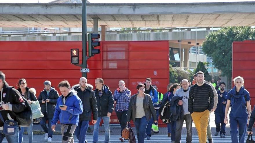 Trabajadores de PSA-Vigo saliendo de la fábrica. // Marta G. Brea