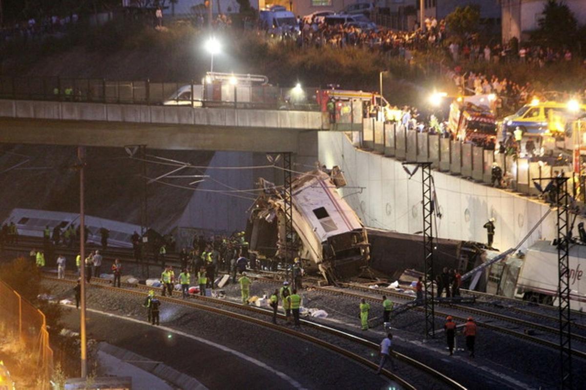 Vista de l’operatiu de rescat al vespre.