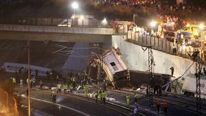 Vista del operativo de rescate al caer la noche.