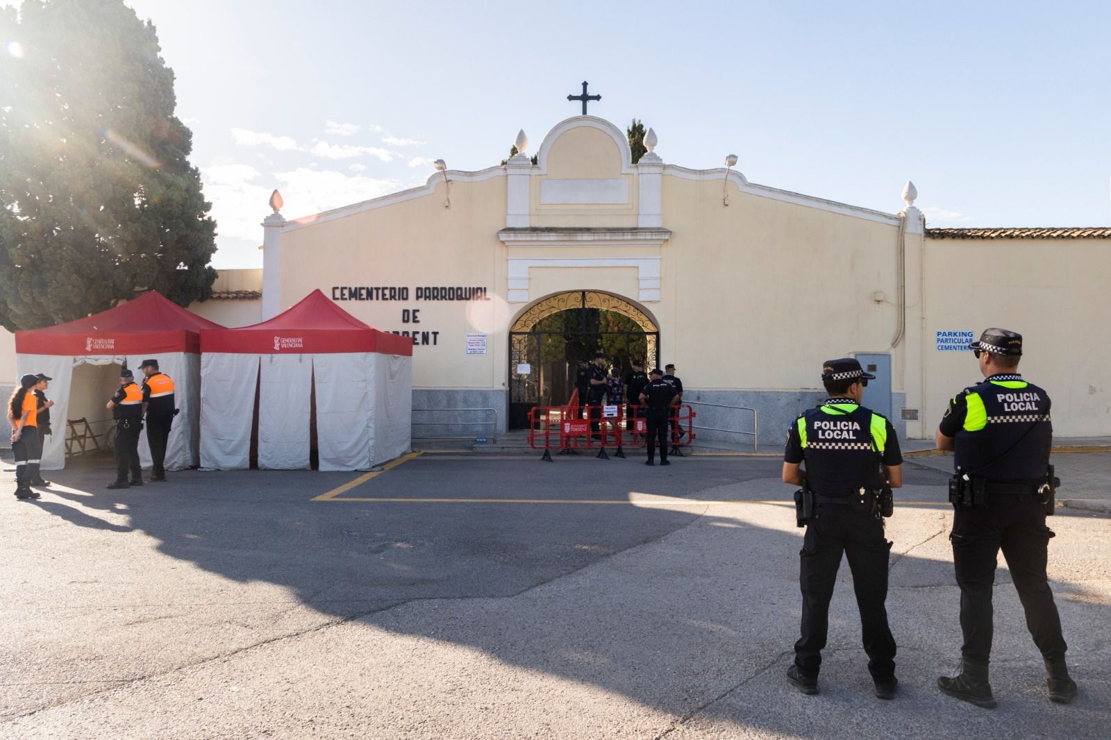 Normalidad y mucho control policial en el cementerio de Torrent en el primer aniversario del tiroteo