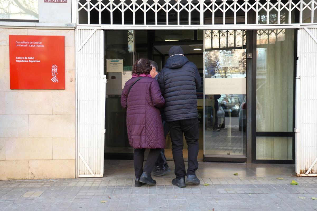 Pacientes entrando al centro de salud de República Argentina en València este lunes.