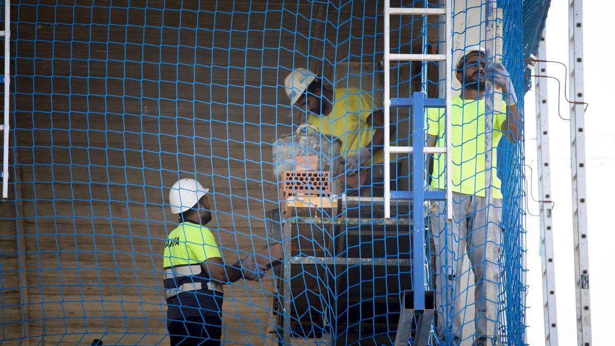 Obreros trabajando en una obra