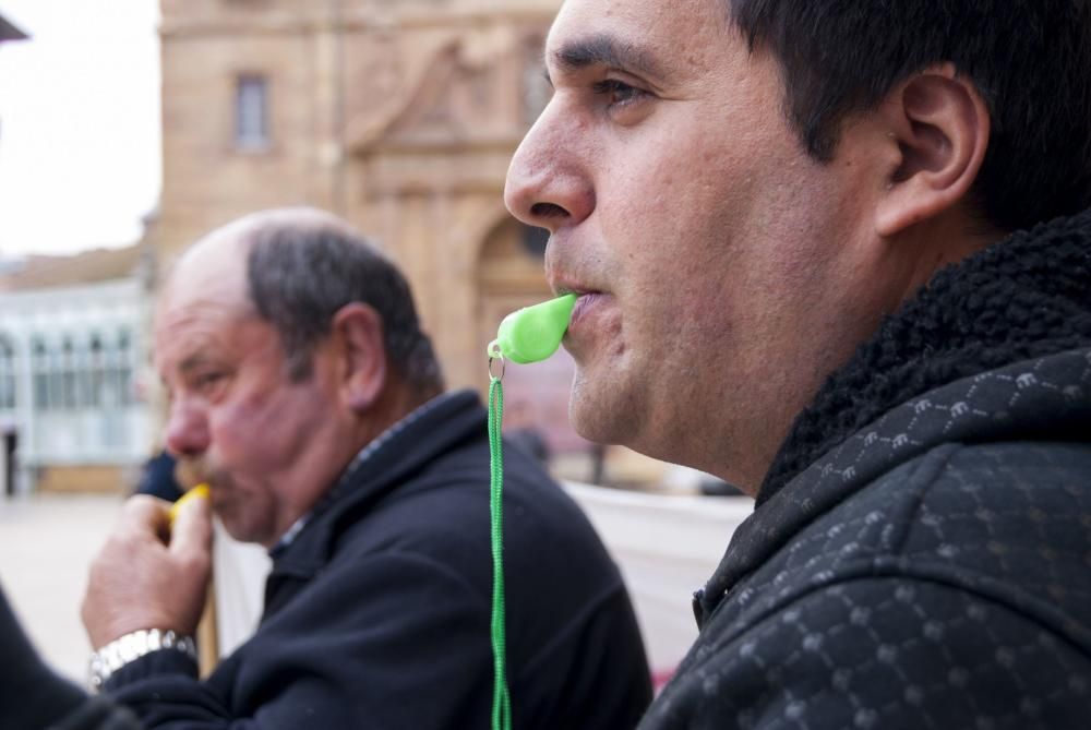 Manifestación de los trabajadores de El Asturcón contra en tripartito