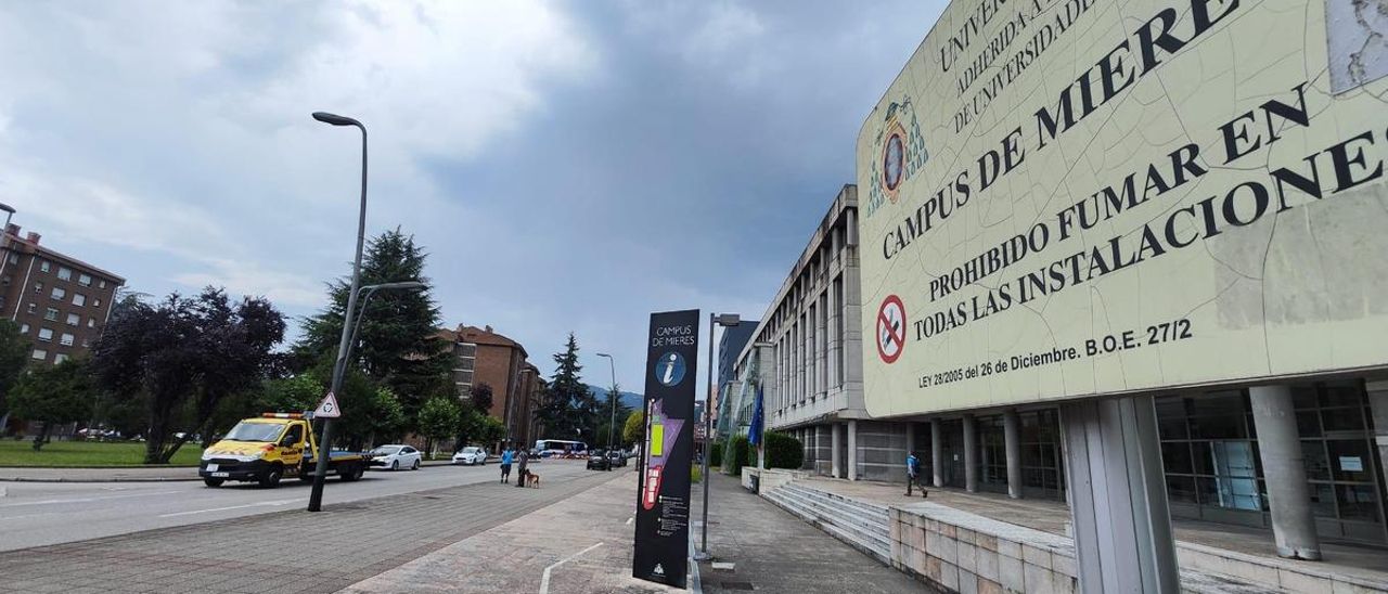 El campus de Mieres, con los edificios del barrio de Vega de Arriba justo enfrente.