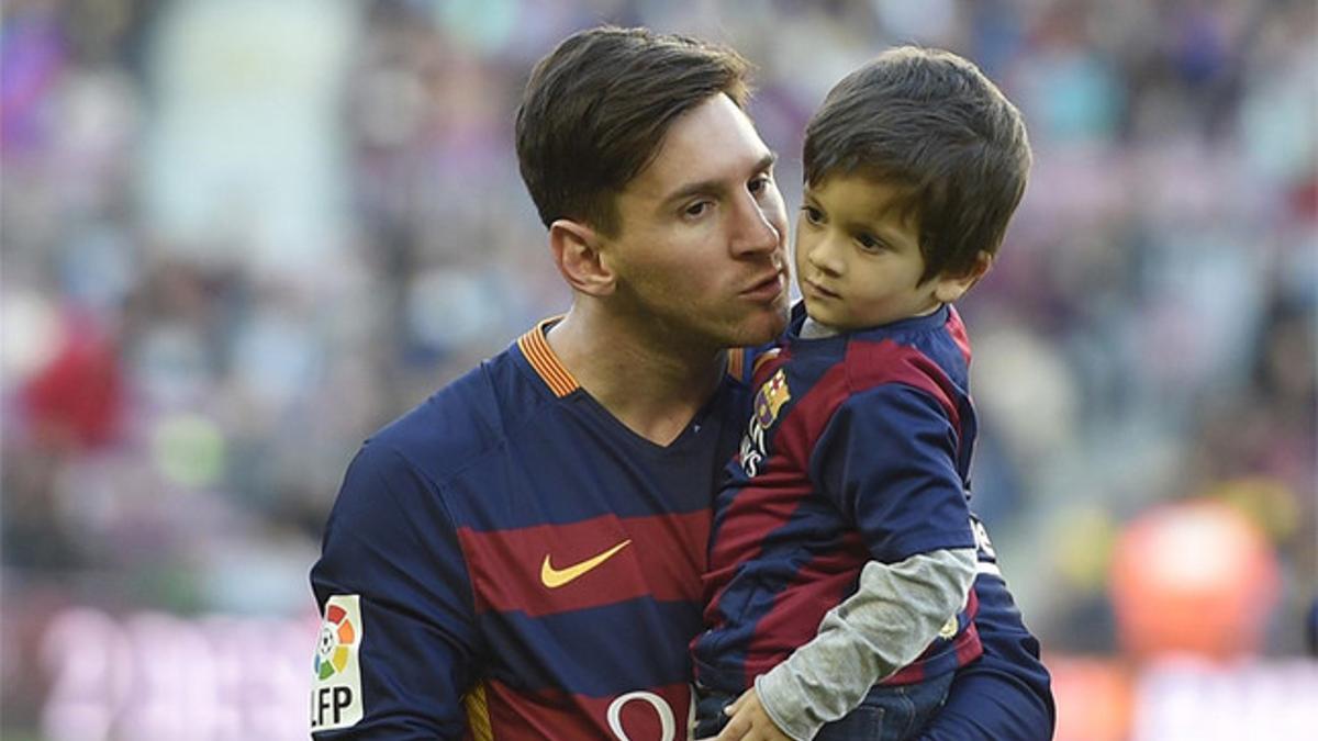 Leo Messi con su hijo Thiago en brazos