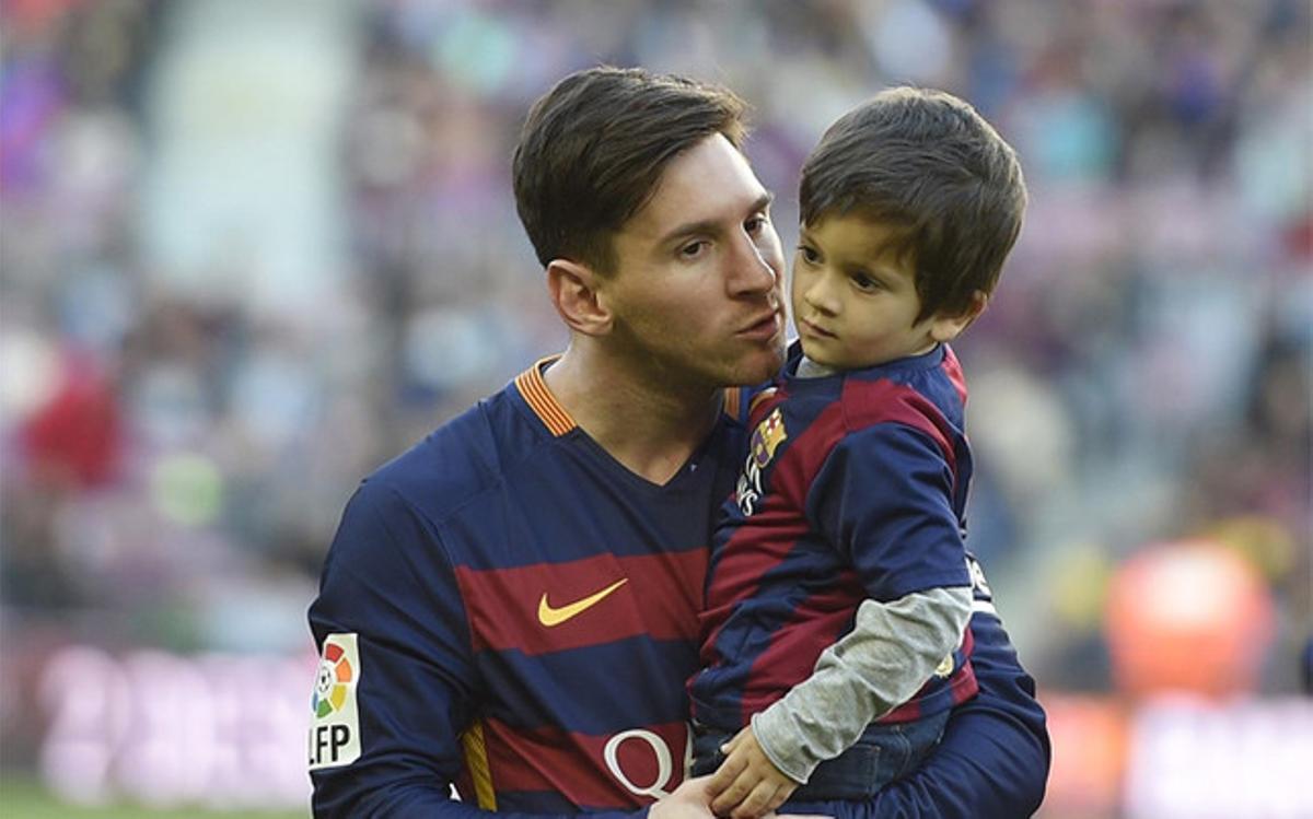 Leo Messi con su hijo Thiago en brazos