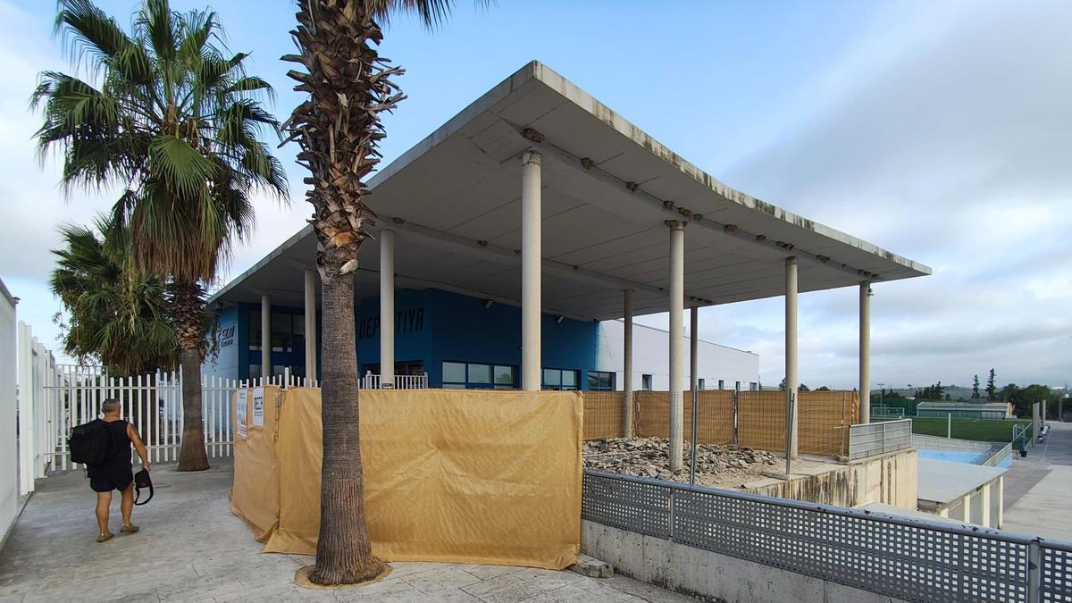 Espacio acotado, en el acceso al recinto deportivo, donde se erigirá el nuevo servicio.