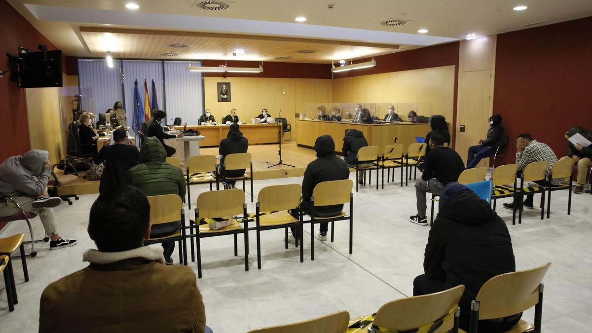 Los ultras, repartidos por la sala, durante el juicio en la Sección Octava.