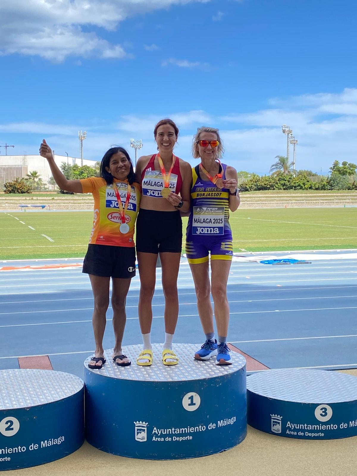 Las tres medallistas del Campeonato de España posan.