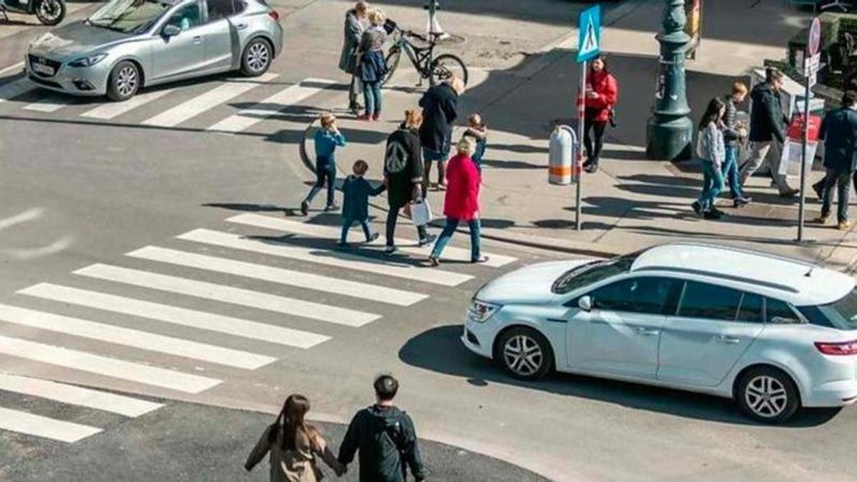La psicologia explica què hi ha darrere de les persones que donen les gràcies als cotxes que s’aturen per deixar-les passar: no només són educades