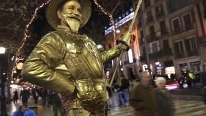 Una figura humana del Quijote de la Mancha, en la Rambla de Barcelona.