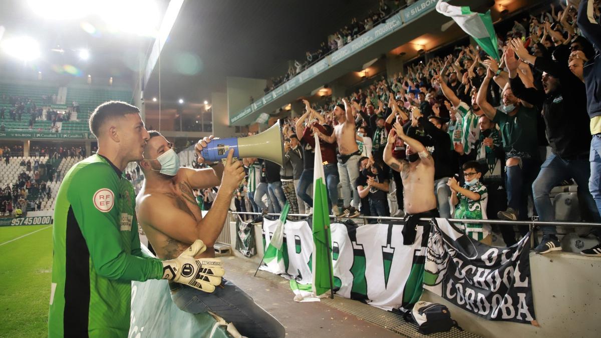 Carlos Marín recoge el megáfono para celebrar la victoria con los aficionados del Córdoba CF en el Fondo Sur.