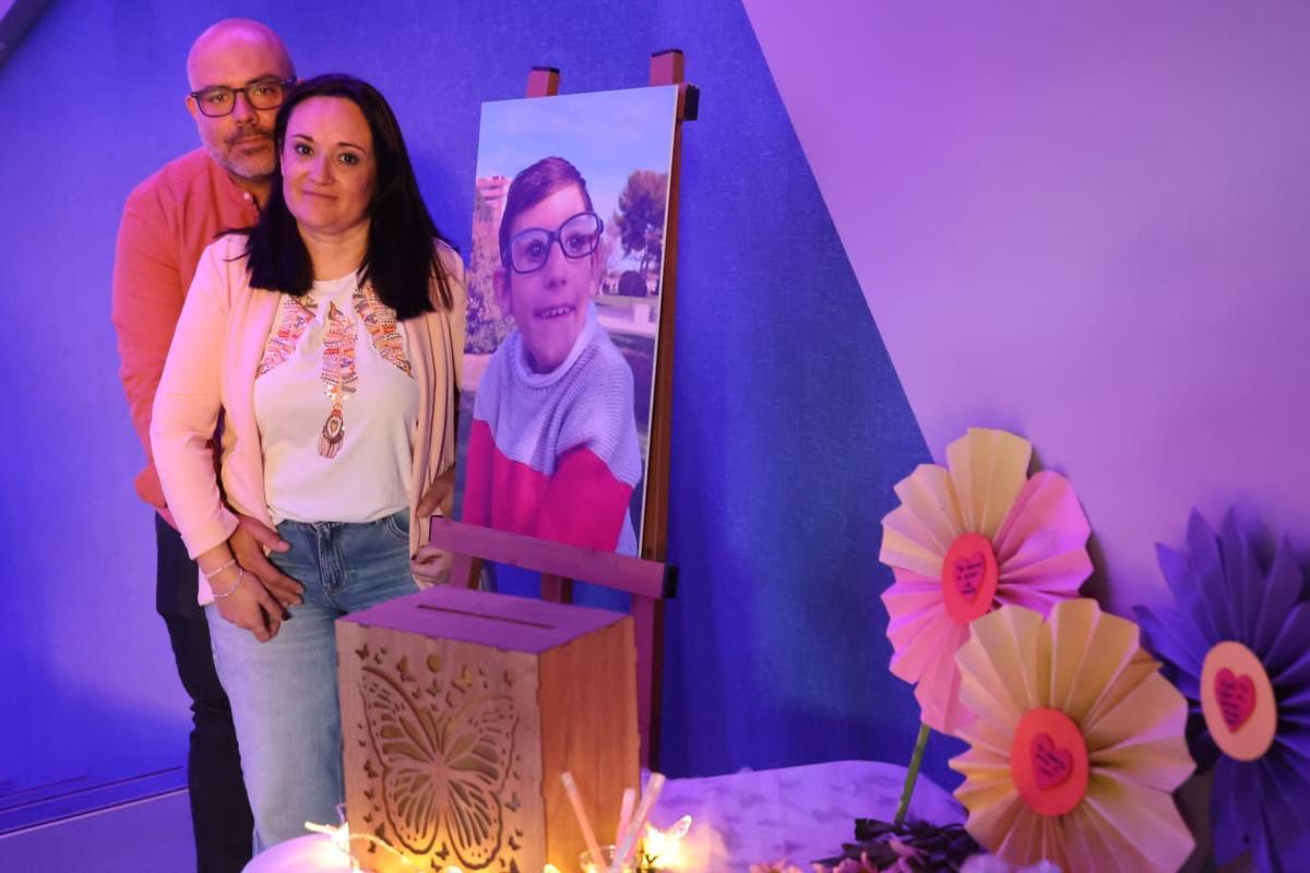 Los padres junto al retrato de su niño
