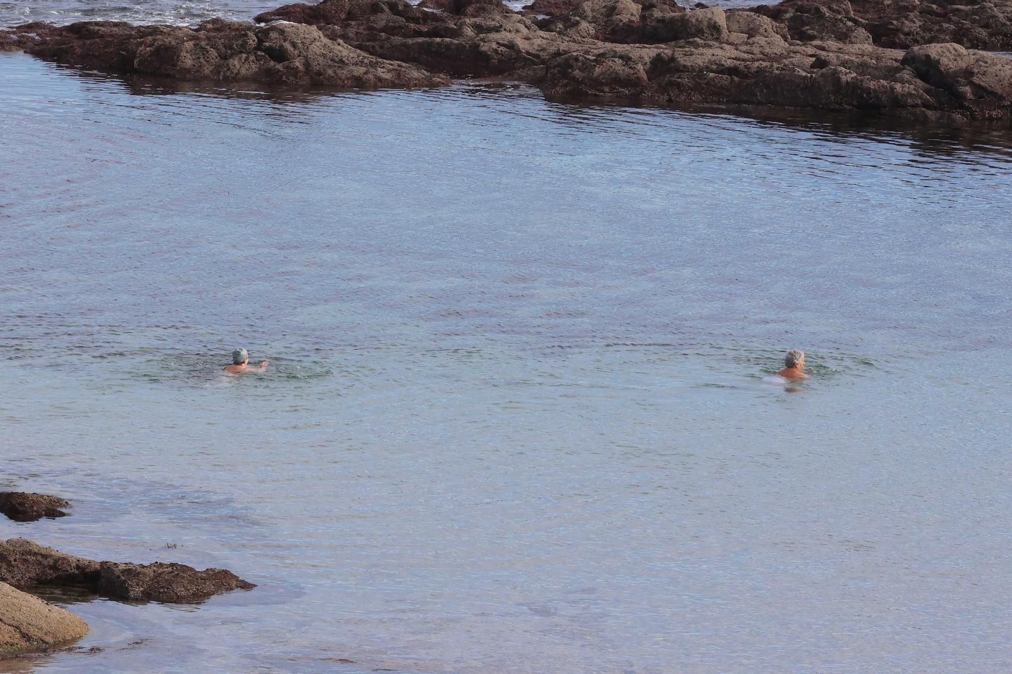 2025 arranca en A Coruña con los primeros baños en la playa de Riazor