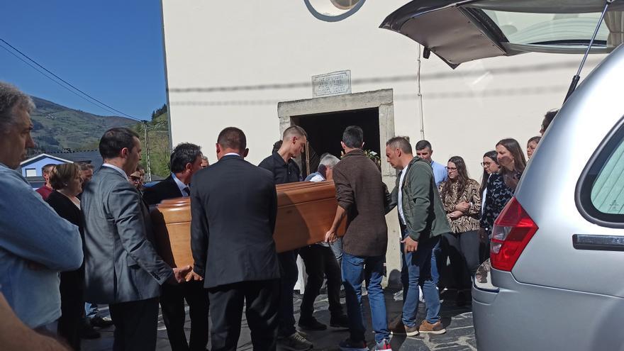 Emotiva despedida a José Manuel Fernández, fallecido en un accidente de tractor en Cangas del Narcea: &quot;Siempre estaba contento y alegre&quot;