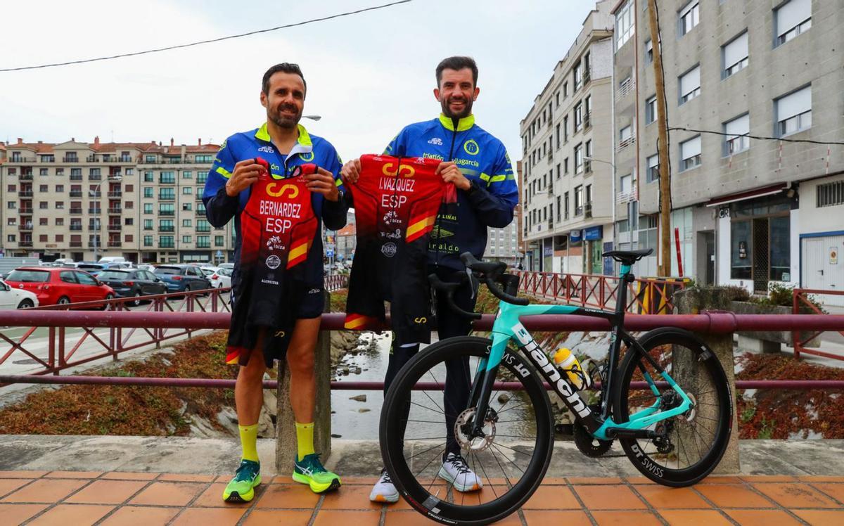 Bernárdez y Vázquez con el maillot de España con el que competirán. |  // I. ABELLA