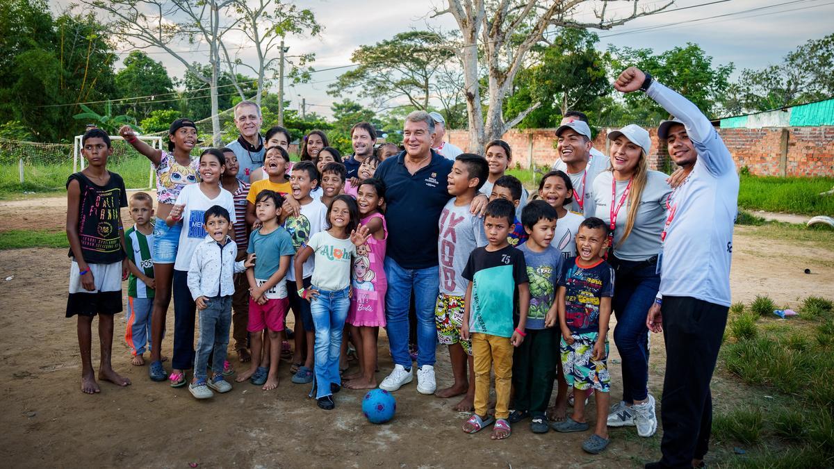 El presidente del FC Barcelona, Joan Laporta, visita los proyectos de la Fundació FCB en Colombia