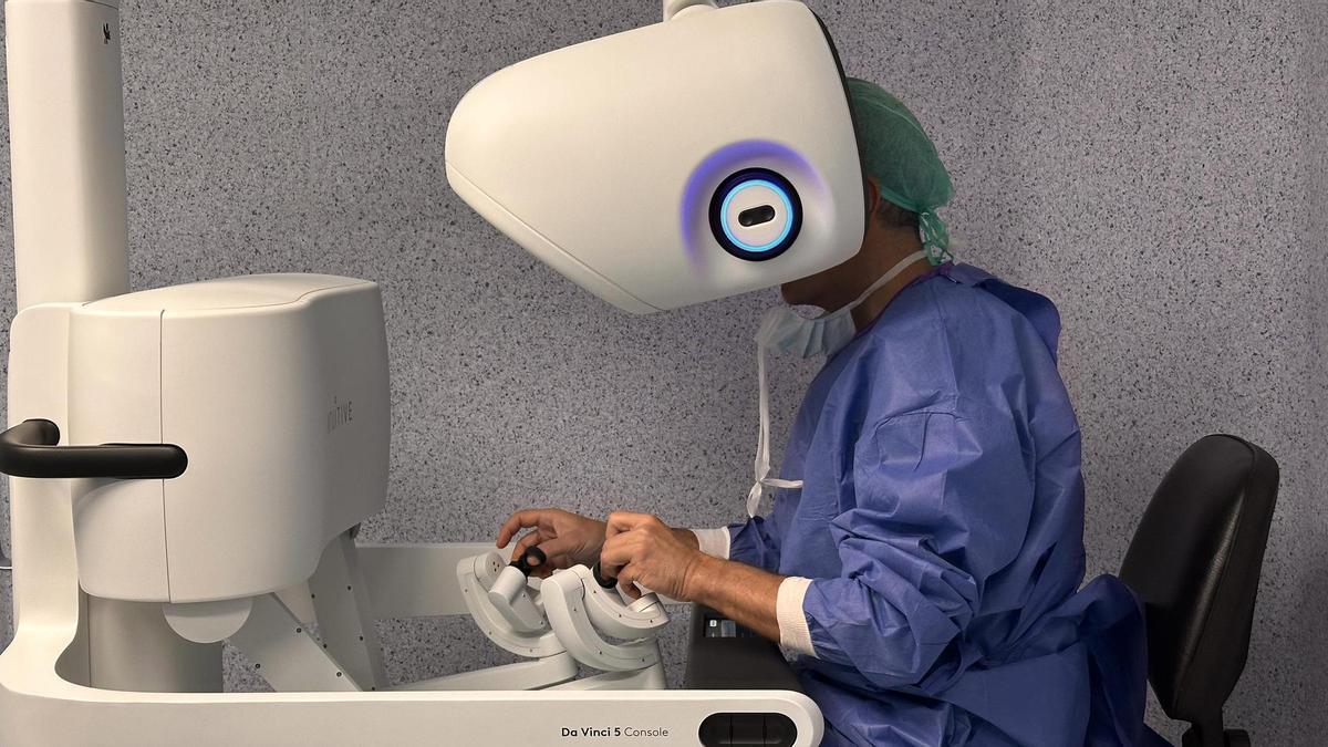 El hospital Ribera Povisa de Vigo utiliza por primera vez el Da Vinci 5 para su primera cirugía robótica: «Nos da un nuevo nivel de precisión»
