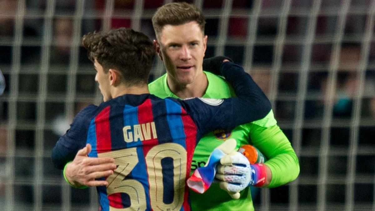 Gavi felicita a Ter Stegen tras ganar a la Real Sociedad y meterse el Barça en las semifinales de la Copa del Rey.