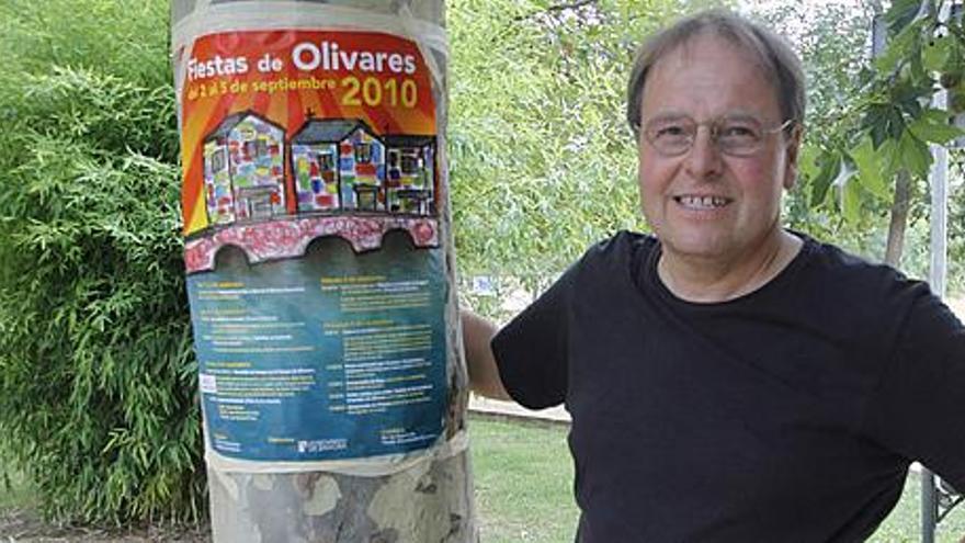 Christoph, junto al cartel de fiestas.