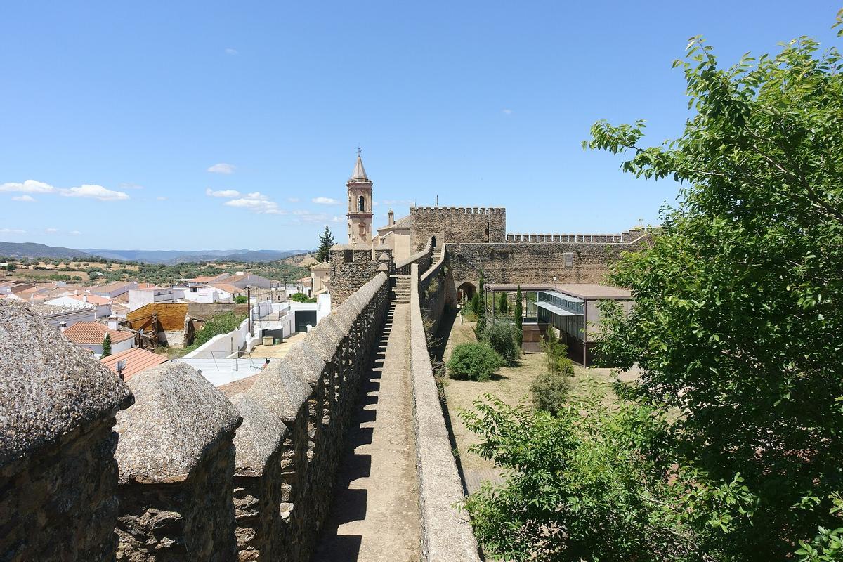 Muralla del castillo de Cumbres Mayores (Huelva, España)