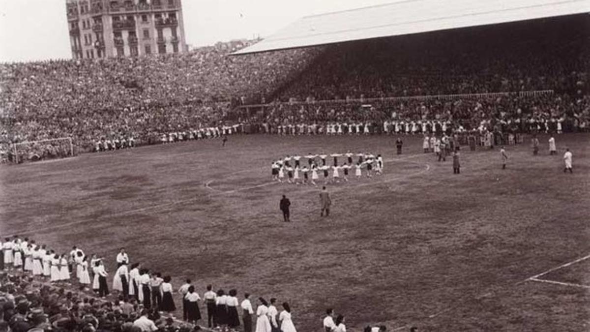 Una imagen del viejo campo de Les Corts durante las Bodas de Oro del FC Barcelona, en noviembre de 1949