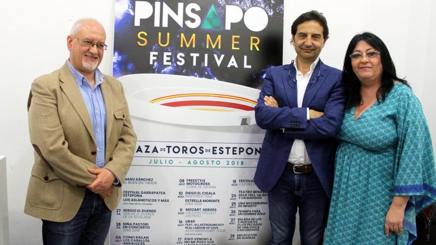 El teniente alcalde del área Sociocultural y Servicios, Blas Ruzafa, y el gerente de la plaza de toros, José Luis Lara, han presentado este jueves el cartel de Pinsapo Summer Festival.