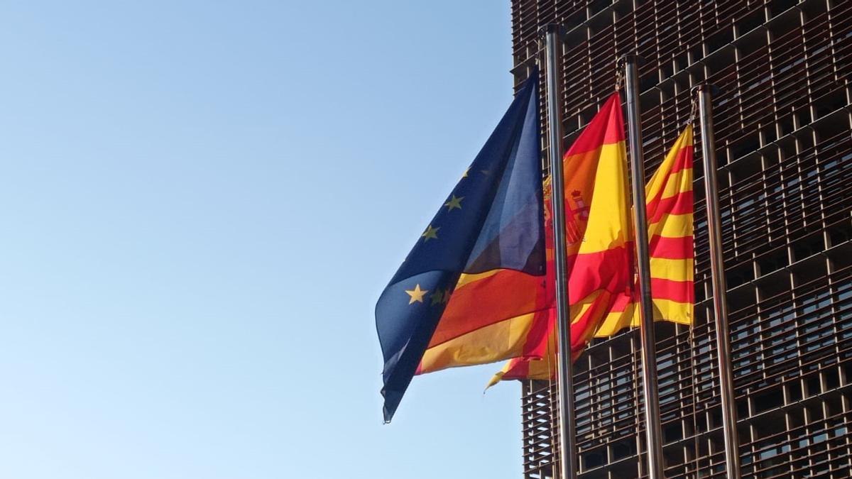 El viento mueve las banderas de la delegación de Hacienda en la calle Alvareda