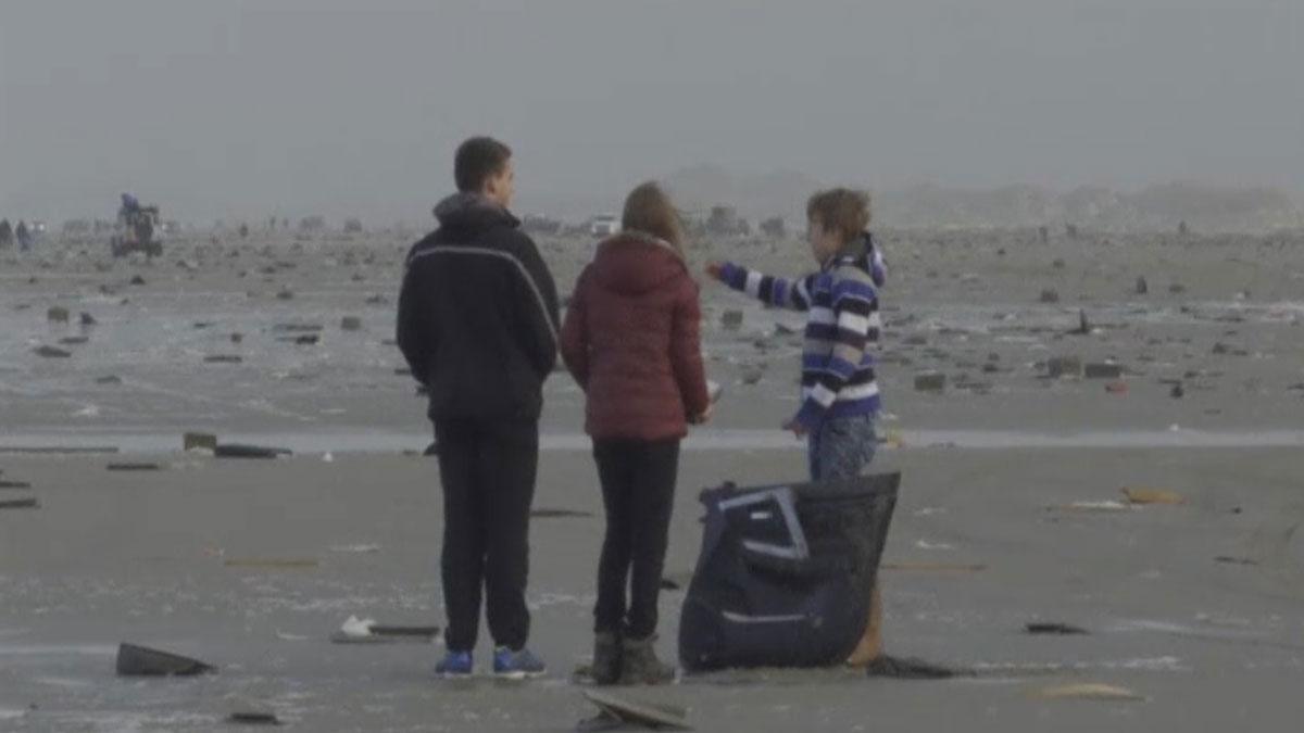 Saqueo en la costa holandesa de los contenedores perdidos por un mercante en el mar