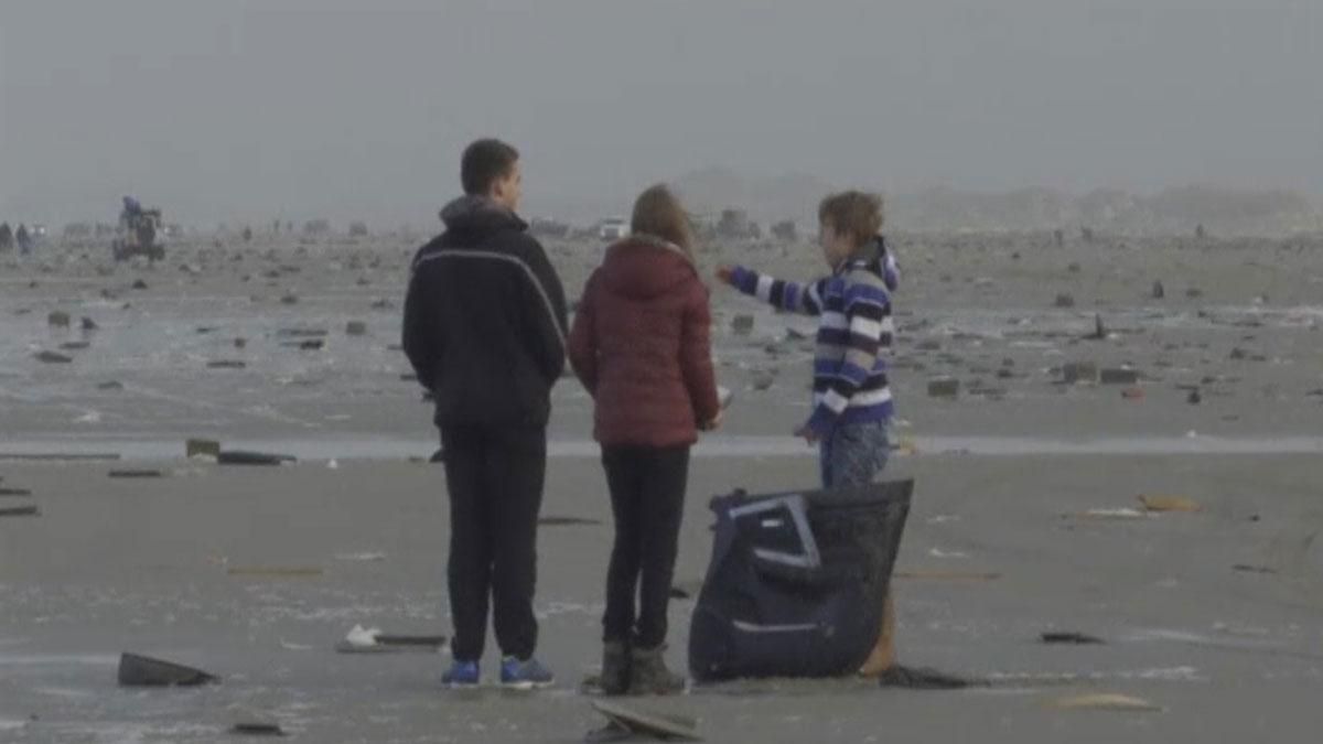 Saqueo en la costa holandesa de los contenedores perdidos por un mercante en el mar.