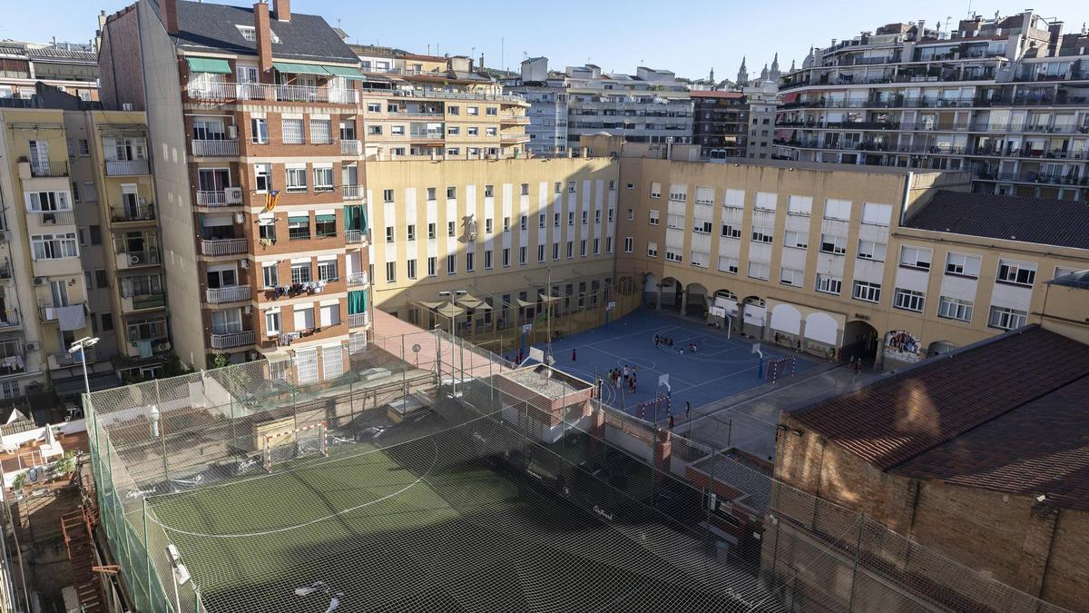 El patio y la pista que sigue precintada en el colegio de los salesianos de Rocafort, en Barcelona.