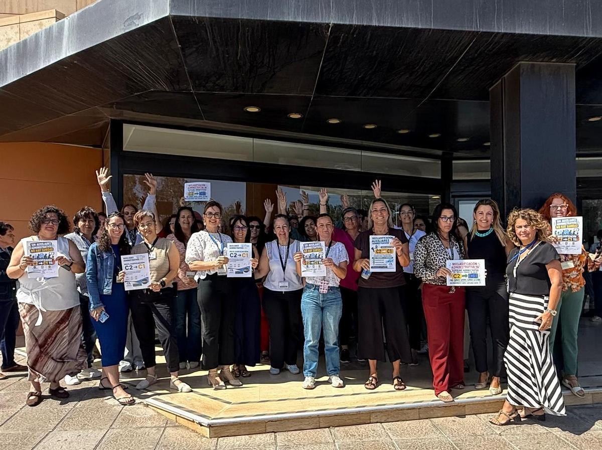 Los Auxiliares Administrativos del Servicio Canario de Salud exigen su reclasificación inmediata al Grupo C1