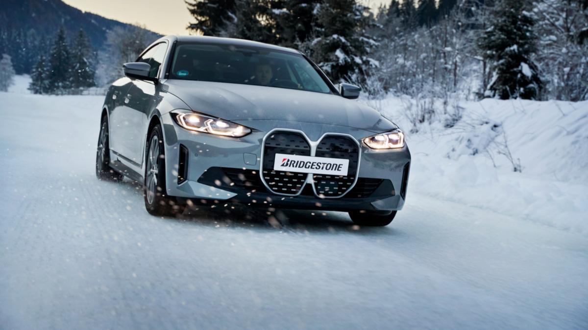 Cómo descender una pendiente con hielo de forma segura con el coche