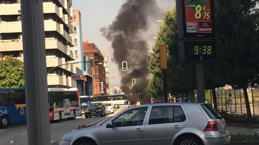 Una barricada en Sanz Crespo inicia movilizaciones contra la Ley Mordaza