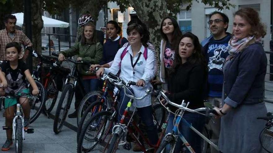 Algunos de los participantes de la actividad &quot;Bicivicio&quot;, en la Plaza de las Mercedes. // Jesús Regal