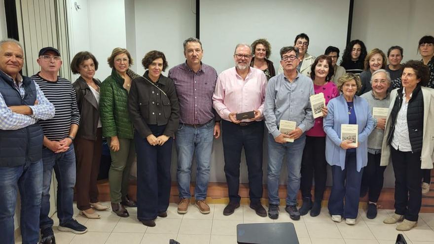 El club de lectura de Ricla recibió al autor aragonés Bizén Fuster. | SERVICIO ESPECIAL