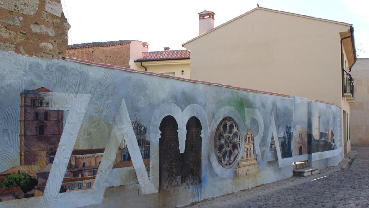 Nuevo mural en la calle Postigo, frente a la Catedral.
