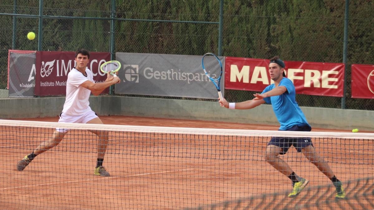 Pablo Llamas y Germán López, en la pista del Aeroclub.