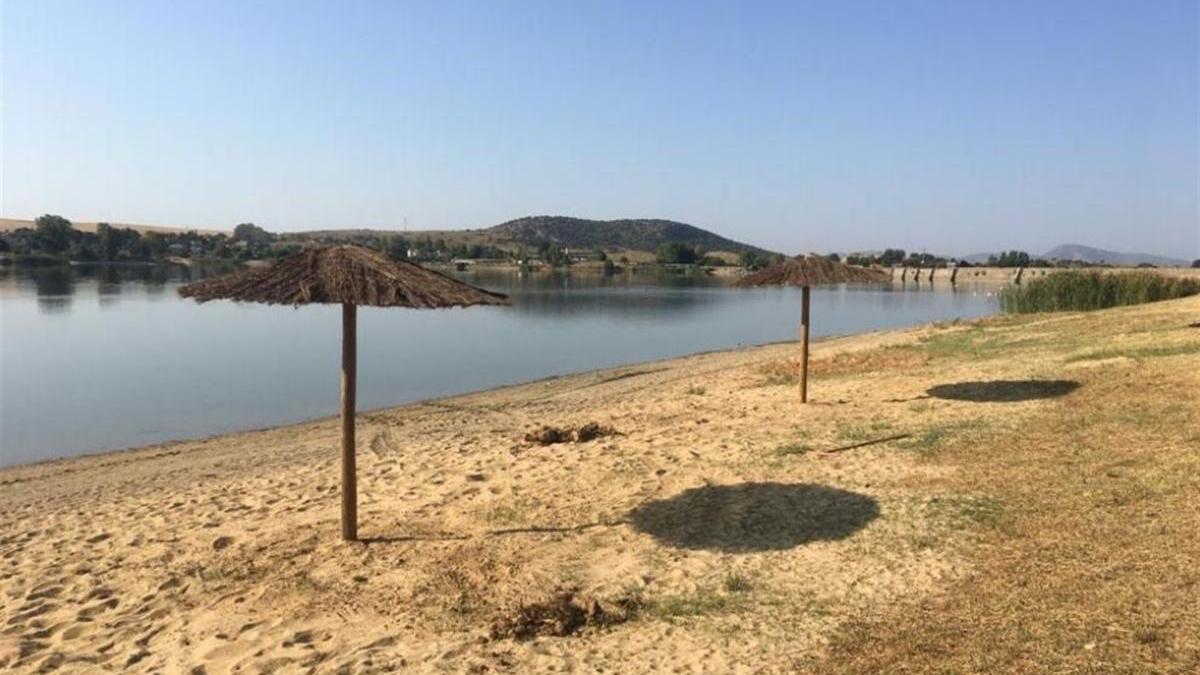 El Ayuntamiento de Mérida instala una veintena de sombrillas en la playa del embalse de Proserpina