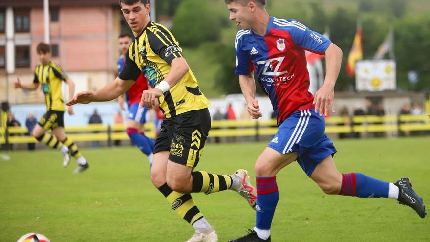 Bajo estas líneas, 
Iago Novo intenta un ataque del Langreo.  Debajo, a la derecha,  los aficionados  aplauden y saludan  a los jugadores al  término del partido. | Área 11 / UPL