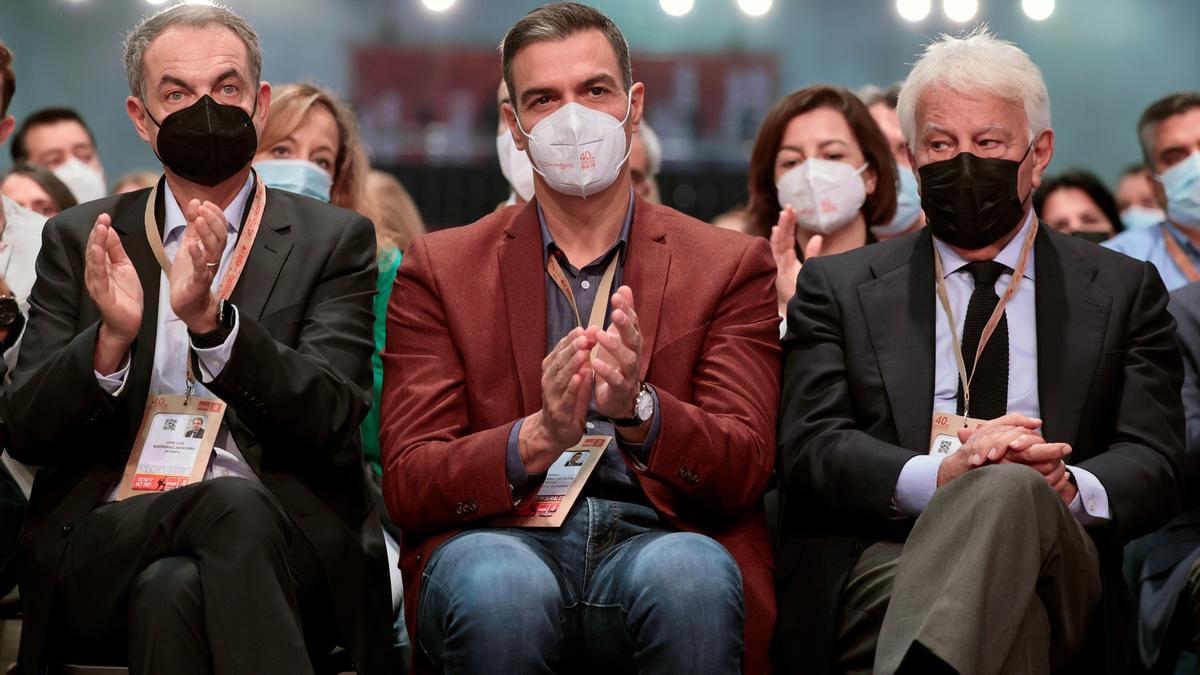 El presidente del Gobierno, Pedro Sánchez (c) junto a los expresidentes José Luis Rodríguez Zapatero y Felipe González, durante el 40 congreso federal en Valencia.