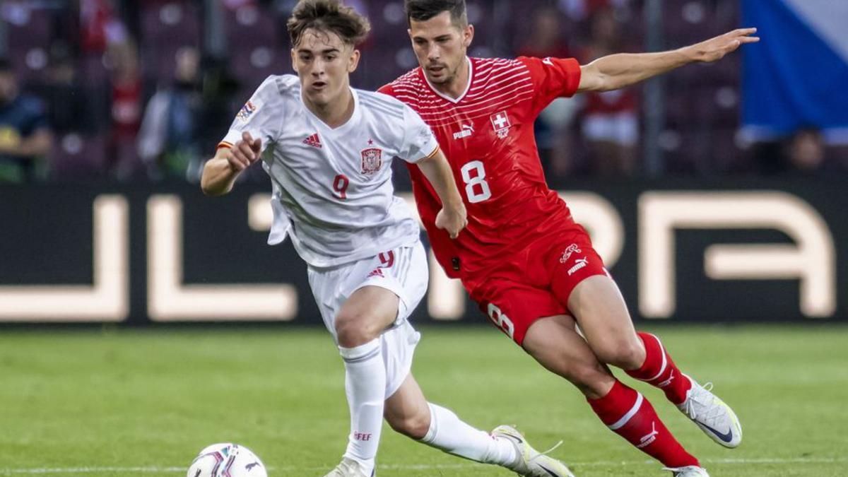 Gavi controla el balón en el partido ante Suiza. |  EFE/EPA/MARTIAL TREZZINI